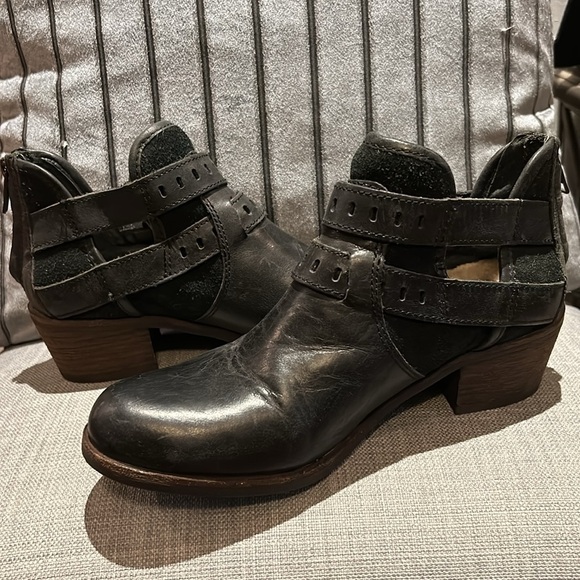 UGG Patsy Black UggPure Shearling Lining Ankle Boots Womens Size 6 🥾 - Picture 8 of 8